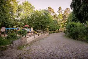 Mondim Bastos Parque de Campismo Mondim de Basto - Speilplatz an einer Straße des Campingplatzes