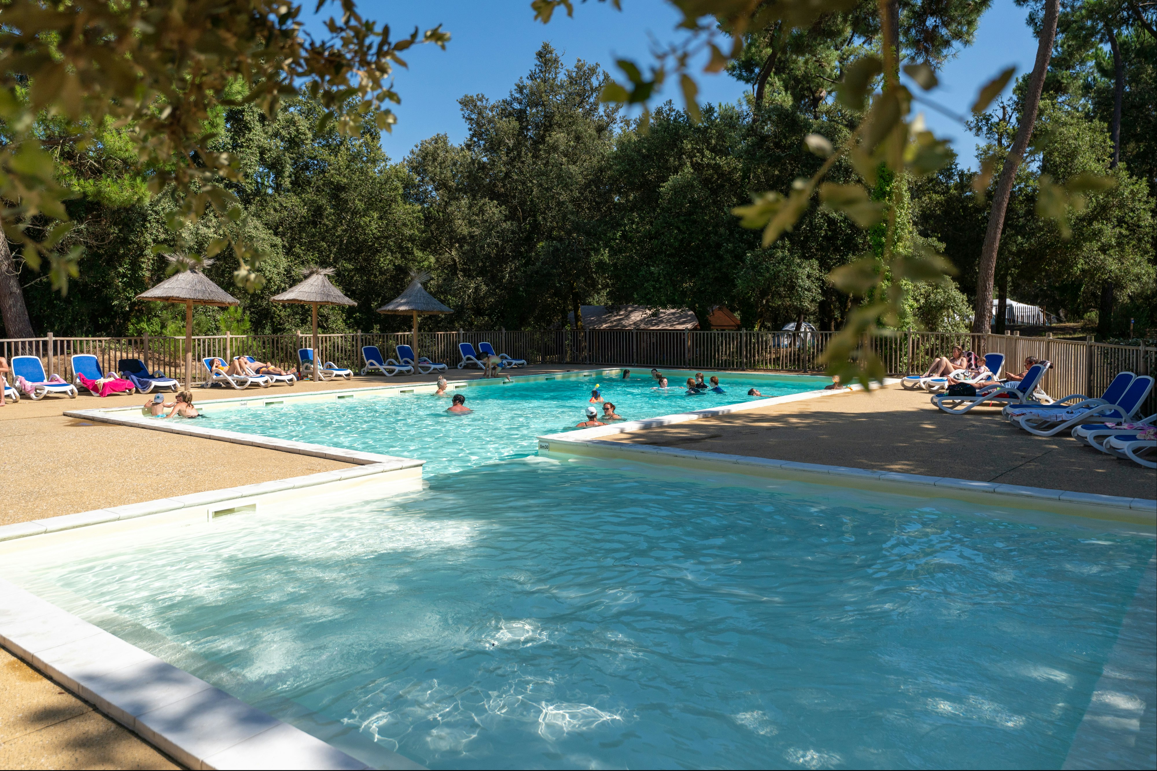 Flower Camping Monplaisir - Blick auf den Pool im Freien