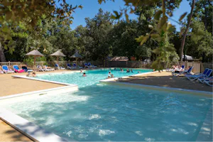 Flower Camping Monplaisir - Blick auf den Pool im Freien