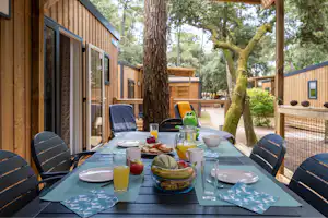 Flower Camping Monplaisir - Ein bedeckter Tisch auf der Terrasse eines Mobilheims