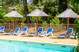 Flower Camping Monplaisir - Pool im Freien mit Liegestühlen und Sonnenschirmen