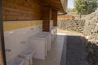 Mons Gibel Camping Park -  Außenansicht mit Waschbecken der Sanitäranlage