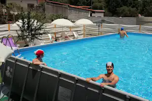 Mons Gibel Camping Park - Pool mit Liegestühlen und Sonnenschirmen auf dem Campingplatz