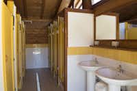 Mons Gibel Camping Park - Sanitäranlage auf dem Campingplatz mit Bad mit Toilette, Waschbecken, Spiegel und Dusche-