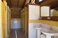 Mons Gibel Camping Park - Sanitäranlage auf dem Campingplatz mit Bad mit Toilette, Waschbecken, Spiegel und Dusche-