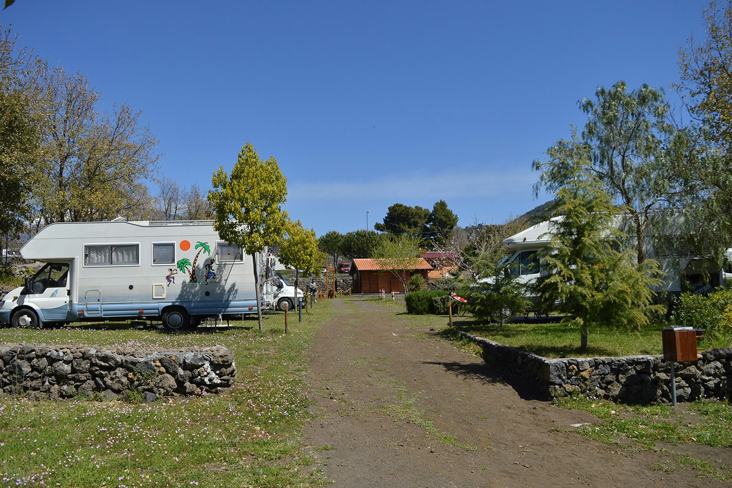 Mons Gibel Camping Park - Wohnwagen- und Wohnmobilstellplätze