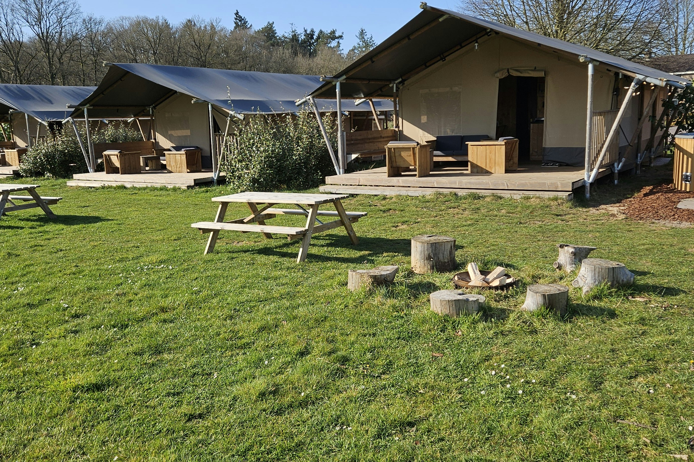 Mooirust - Blick auf die Glamping-Zelte auf dem Campingplatz