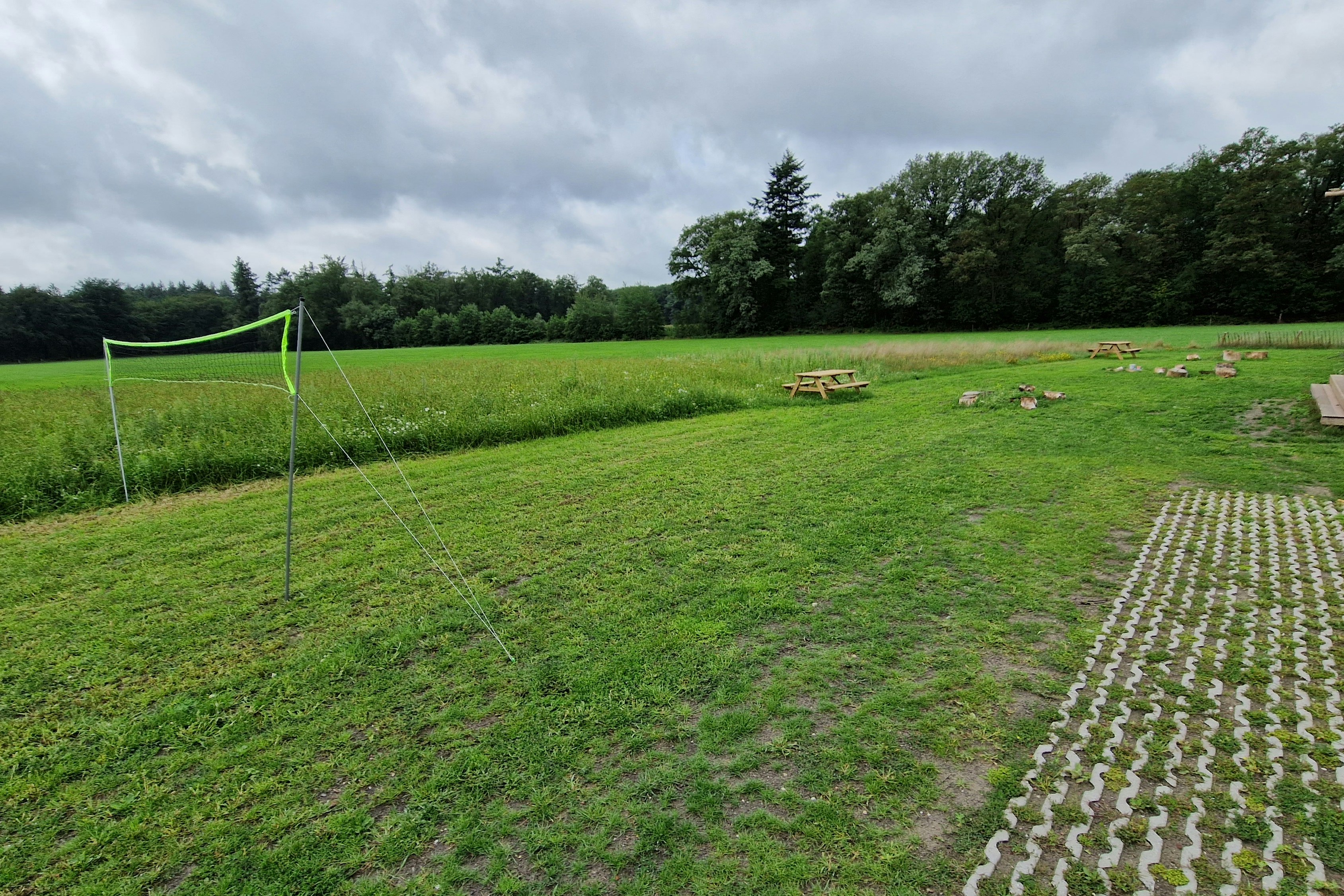Mooirust - Wiese mit Volleyballnetz auf dem Campingplatz