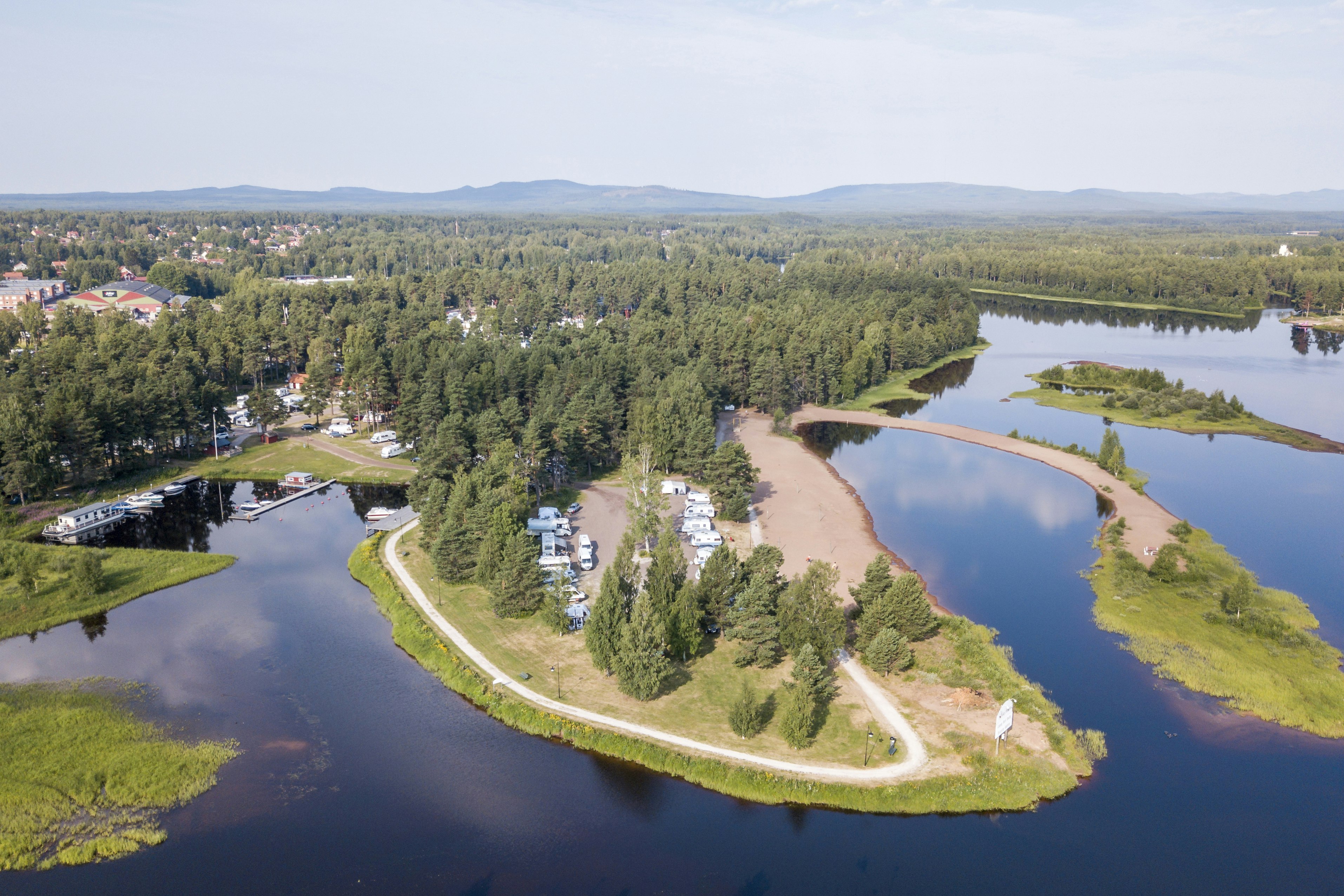 First Camp Moraparken – Dalarna  - Campingplatz am Wasser aus der Vogelperspektive
