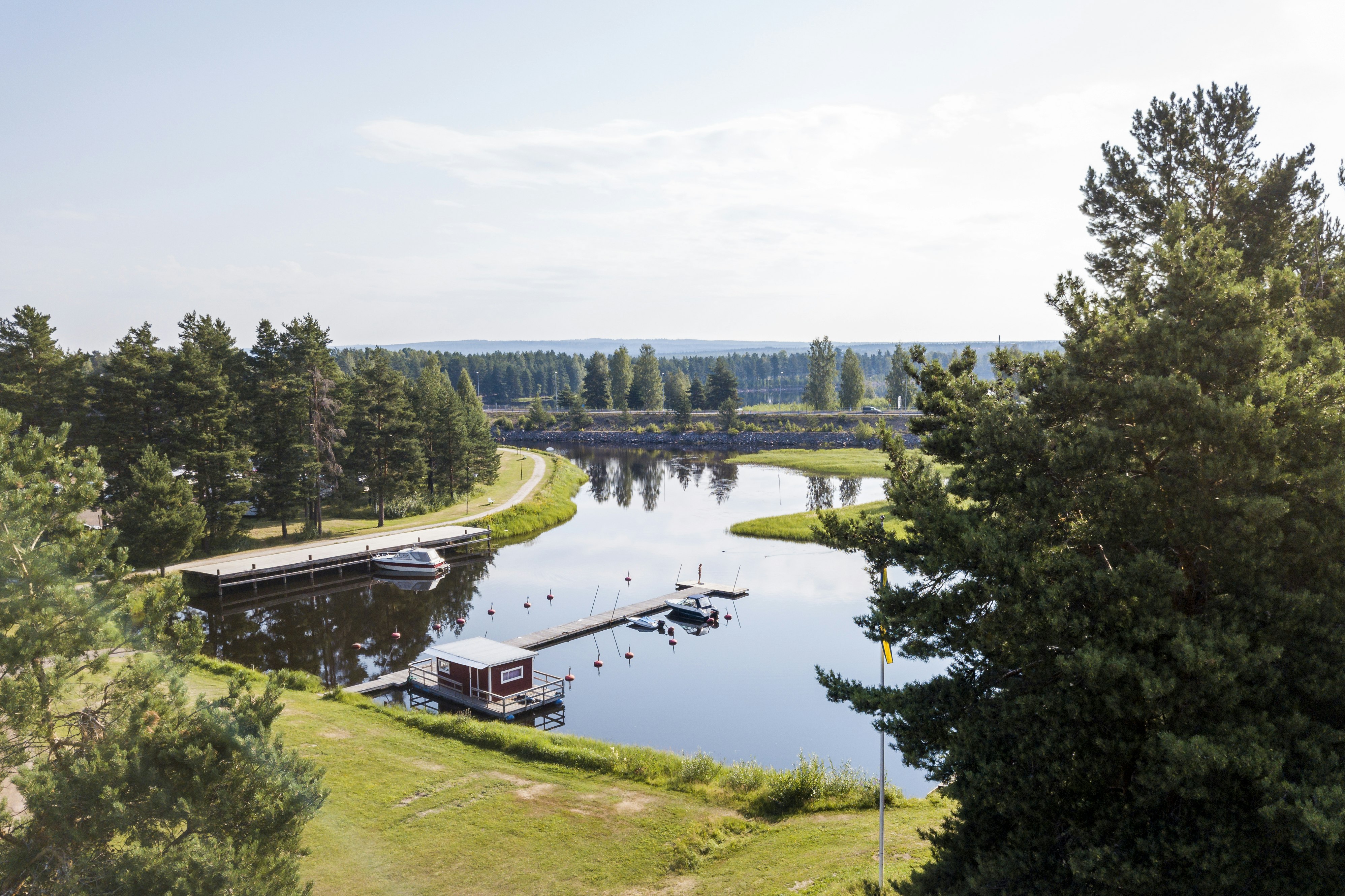 First Camp Moraparken – Dalarna  - Luftaufnahme des Campingplatzes am See