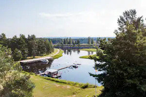 First Camp Moraparken – Dalarna - Luftaufnahme des Campingplatzes am See