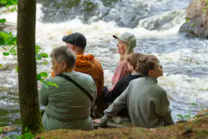 Åkrokens Camping Mörrums Kronolaxfiske Mörrums Kronolaxfiske Camping - Camper machen einen Ausflug in die Natur
