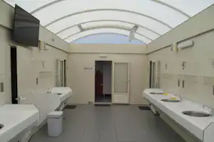 Mosel-Campingplatz Alf - Sanitärbereich vom Campingplatz mit Waschbecken und Fernseher