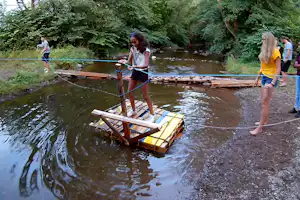 Mosel-Campingplatz Alf - spielende Kinder am Fluss vom Campingplatz