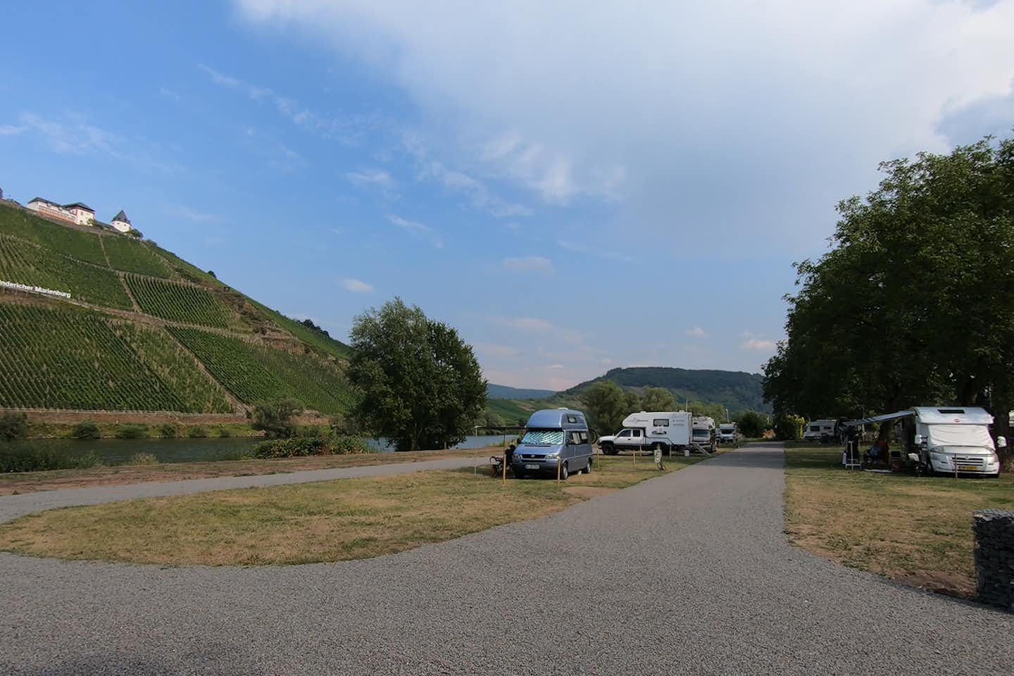 Moselcampingplatz Pünderich - Einfahrt Gelände vom Campingplatz