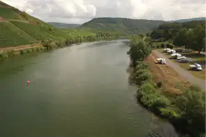 Moselcampingplatz Pünderich - Mosellage Blick aus der Vogelperspektive