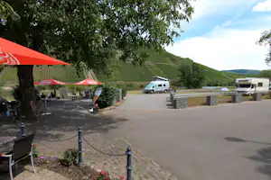 Moselcampingplatz Pünderich - Terrasse vom Restaurant auf dem Campingplatz