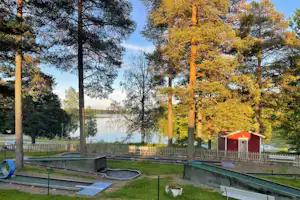 Mosjöns Camping - Minigolfanlage auf dem Campingplatz