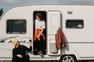 Mossala Island Resort - Camper, die vor ihrem Wohnmobil sitzen