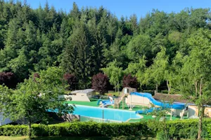 camping du moulin - Blick auf den Pool mit Wasserrutsche
