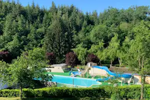 camping du moulin - Blick auf den Pool mit Wasserrutsche
