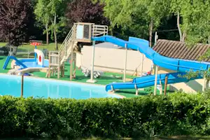 camping du moulin - Campingplatz mit Pool, Wasserrutsche, Liegestühlen und Sonnenschirmen