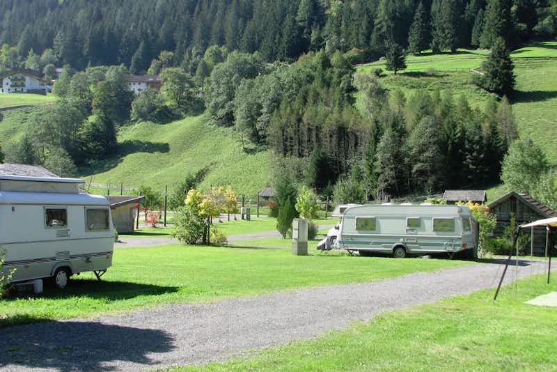 Mountain Camp Pitztal  -  Wohnwagen- und Zeltstellplatz auf grüner Wiese auf dem Campingplatz