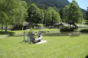 Mountain Camp Pitztal - Teich auf dem Campingplatz