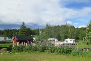 Munkebergs Camping - Mobilheim am Stellplatz vom Campingplatz auf grüner Wiese