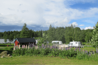 Munkebergs Camping  -  Mobilheim am Stellplatz vom Campingplatz auf grüner Wiese