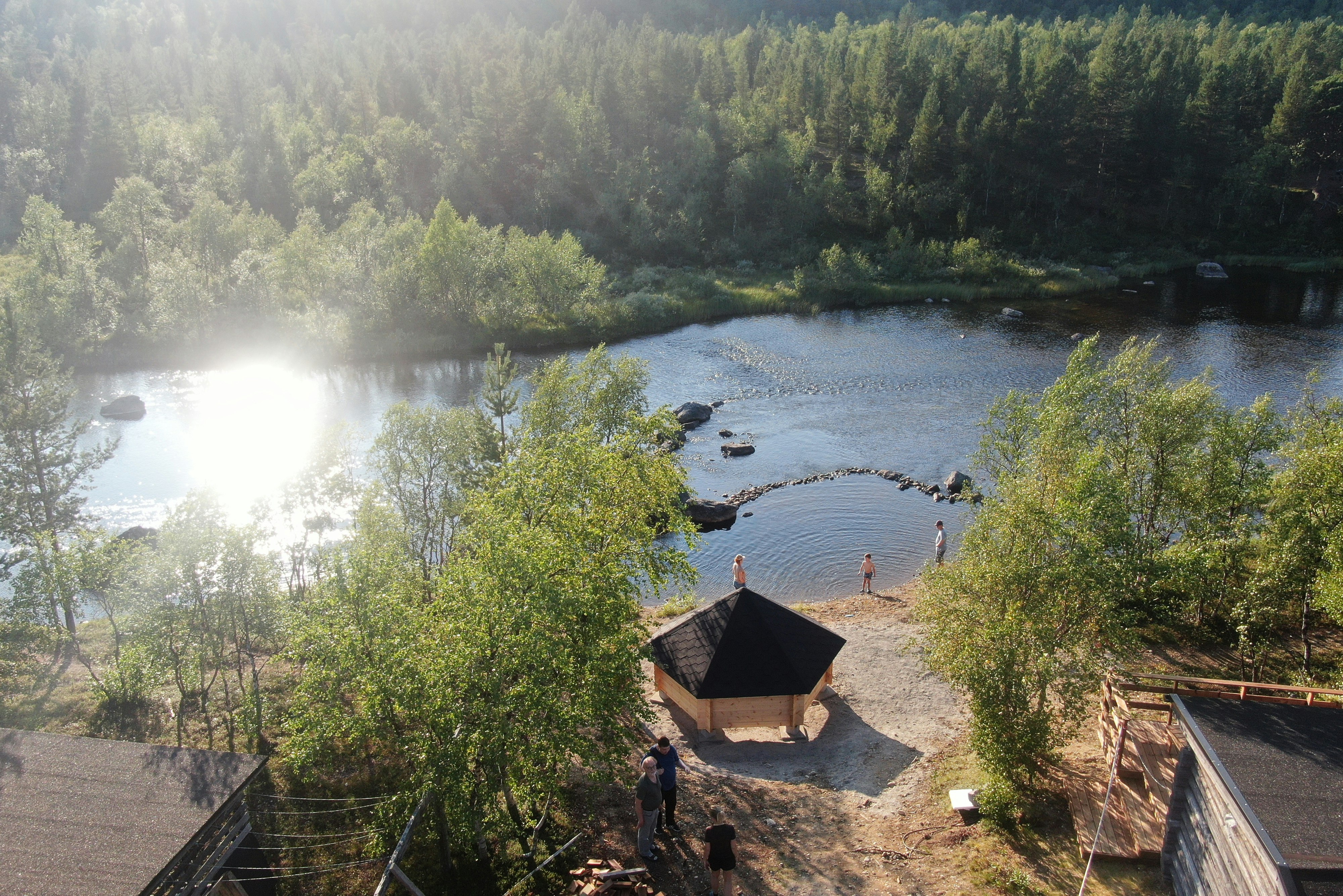 Muotkan Ruoktu - Blick auf den Campingplatz am Ufer des Flusses