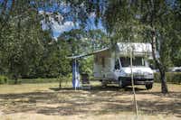 Müritzcamp Buchholz - Wohnmobil im Schatten der Bäume