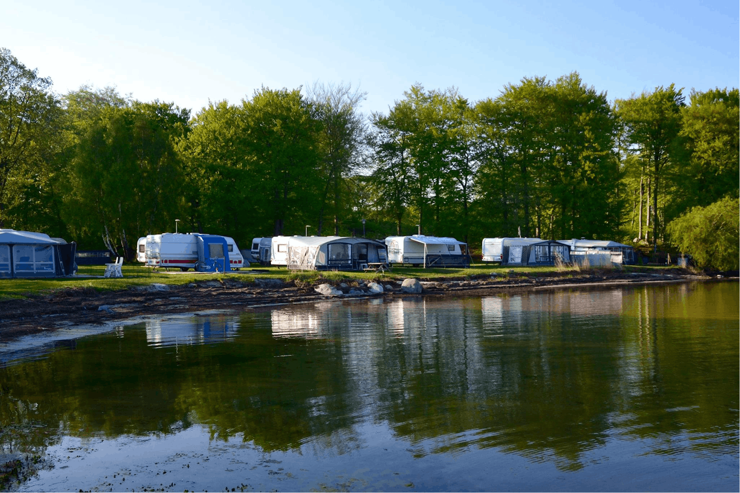My Camping Tredenborg - Blick auf die Standplätze direkt am Ufer des Sees