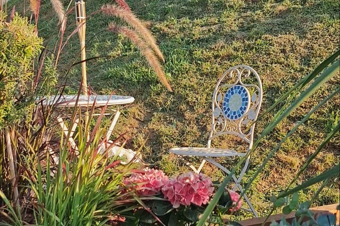 My Little Swan - Sitzecke auf dem Campingplatz