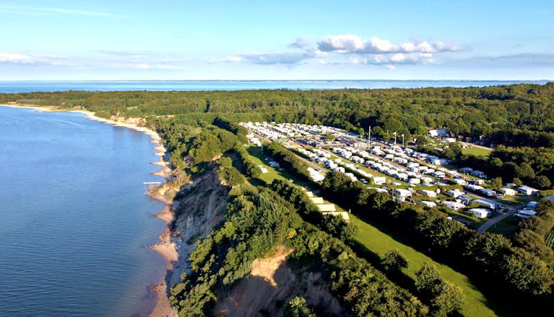 Dancamps Trelde Næs  MyCamp Trelde Næs - Luftaufnahme des Campingplatzes an der Küste