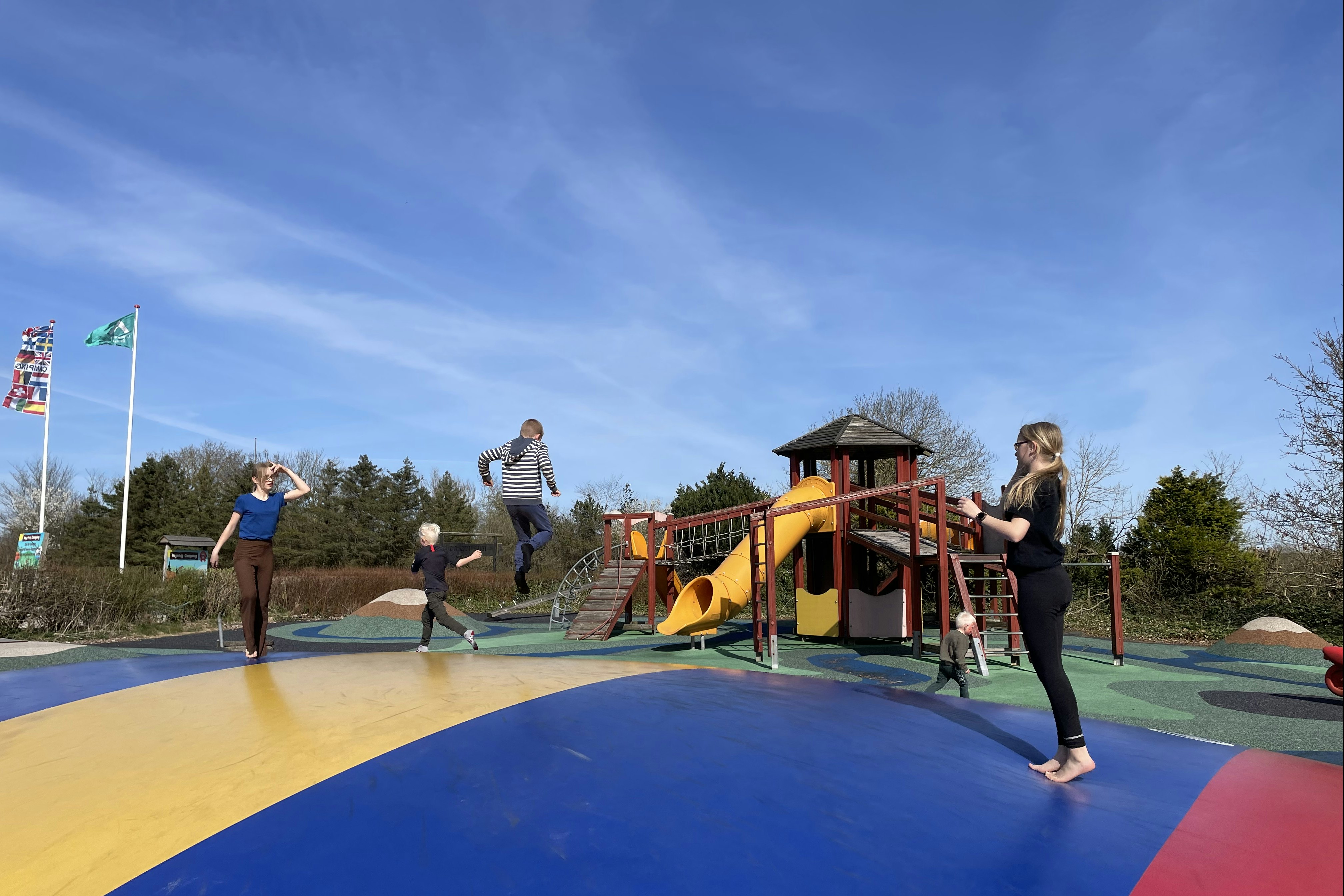 Myrhøj Camping  - Kinderspielplatz mit Hüpfkissen auf dem Campingplatz