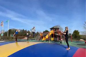 Myrhøj Camping - Kinderspielplatz mit Hüpfkissen auf dem Campingplatz