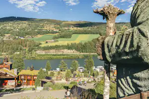 NAF-Camping Hunderfossen - Blick auf den Campingplatz am Fluss