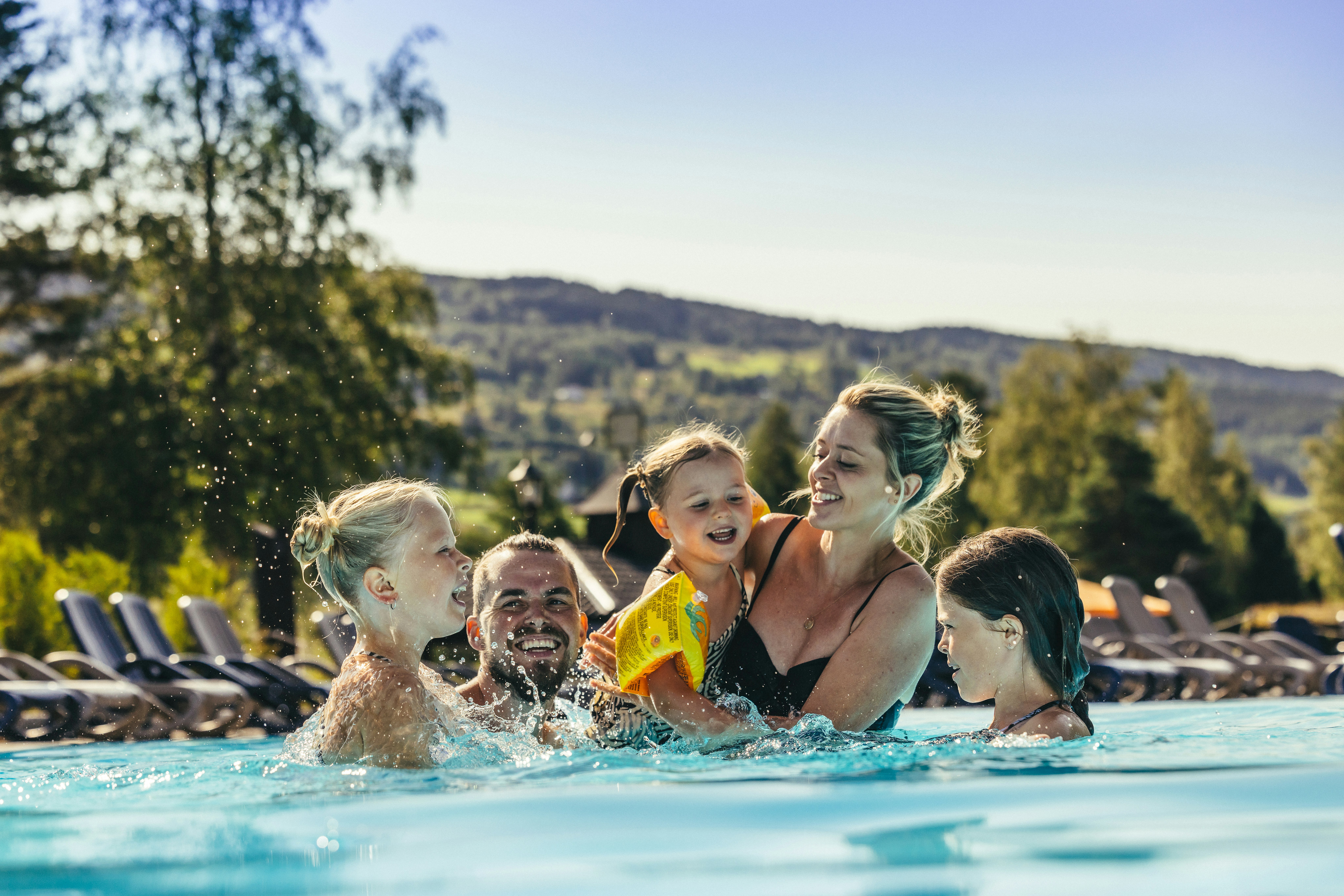 NAF-Camping Hunderfossen - Familie beim Baden im Freibad