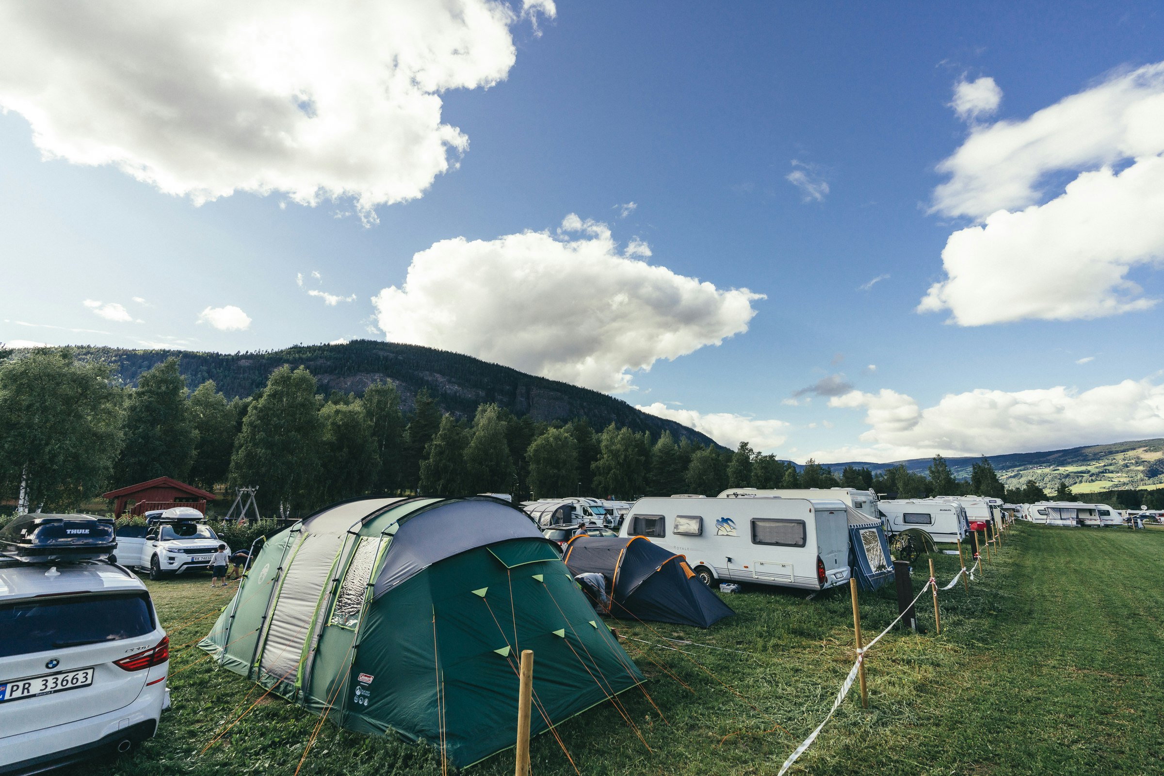 NAF-Camping Hunderfossen - Wohnmobil- und  Wohnwagenstellplätze auf der Wiese