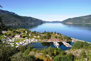 NAF-Camping Kyrping - Campingplatz am Fjord mit Bootanlegestelle aus der Vogelperspektive