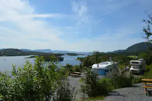 NAF-Camping Leka - Wohnwagen und Wohnmobil auf dem Stelllplatz vom Campingplatz mit Blick auf das Meer