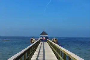 Nakskov Fjord Camping - Blick auf den Steg am Strand