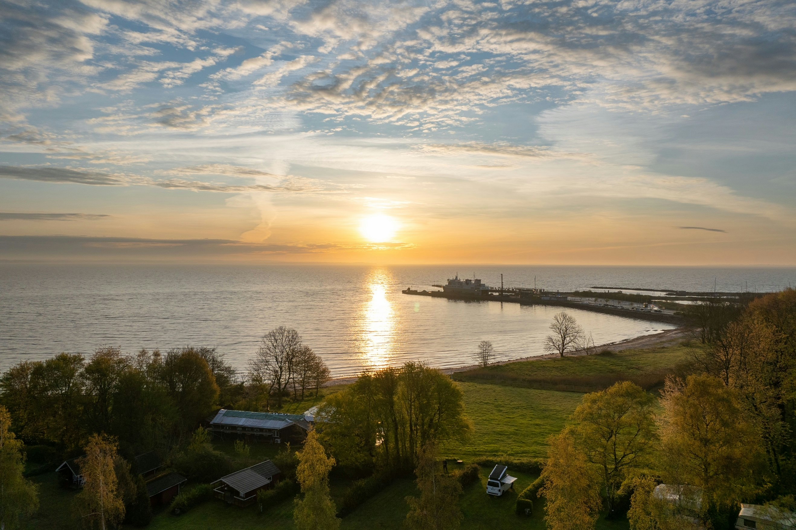 Naldmose Strand Camping - Sonnenuntergang über dem Campingplatz am Wasser