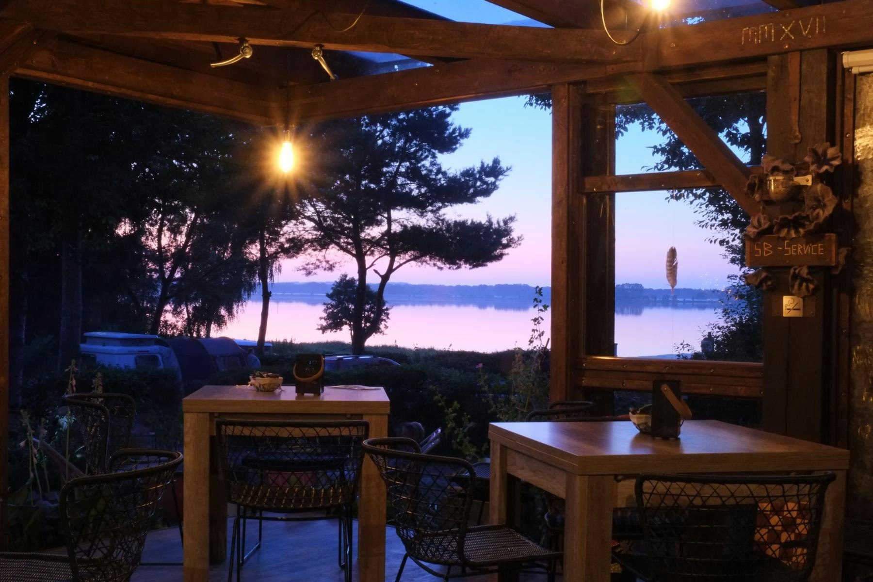 Nandalee Camping - Bistro mit Terrasse auf dem Campingplatz