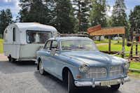 Nås Camping Dalarna - Eleganter Oldtimer schleppt einen Wohnwagen auf dem Campingplatz