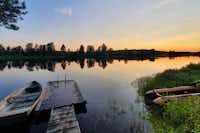 Nås Camping Dalarna - kleine Holzboote auf dem Fluss