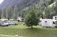 Nationalpark-Camping Großglockner  -  Wohnwagen- und Zeltstellplatz auf grüner Wiese auf dem Campingplatz