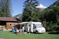 Nationalpark-Camping Großglockner  -  Wohnwagen- und Zeltstellplatz mit Blick auf die Berge auf dem Campingplatz
