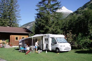 Nationalpark-Camping Großglockner - Wohnwagen- und Zeltstellplatz mit Blick auf die Berge auf dem Campingplatz